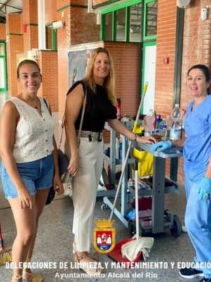 El Ayuntamiento de Alcalá del Río prepara las aulas de los “coles” para su mejoras en tiempo estival