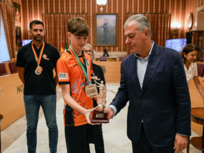 El Ayuntamiento de Sevilla homenajea al equipo infantil del Club Voleibol Palestra, campeones de España 2024