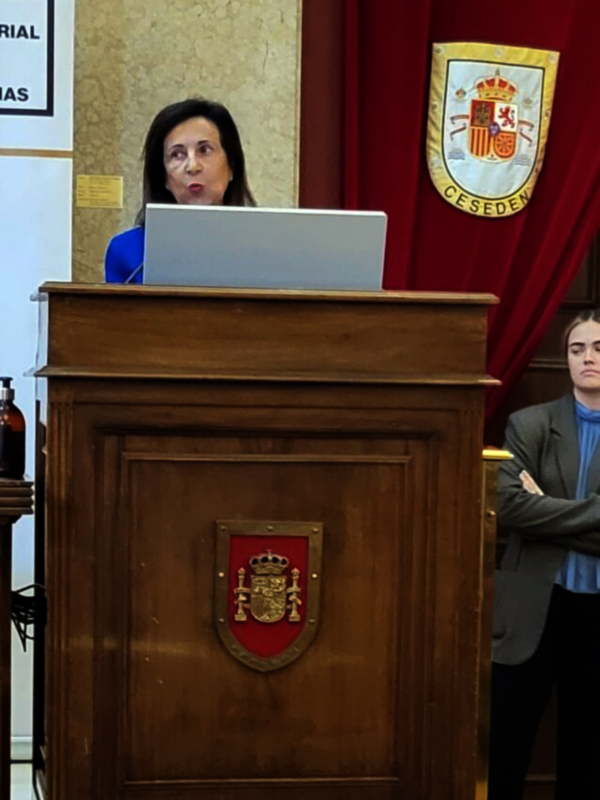 La Ministra de Defensa preside la entrega de galardones a figuras clave en la defensa de España