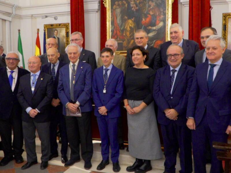 Lleno absoluto en la presentacion de "Relato médico de la Pasión según Sevilla", en la Real Academia de Medicina y Cirugia de Sevilla.