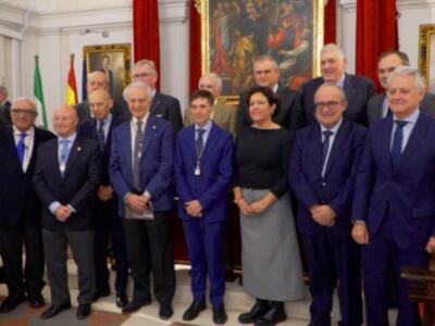 Lleno absoluto en la presentacion de "Relato médico de la Pasión según Sevilla", en la Real Academia de Medicina y Cirugia  de Sevilla.