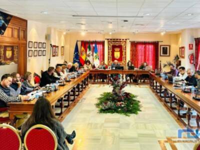 El Pleno del Ayuntamiento de Chipiona apoya la concesión de la Medalla de la Provincia a Juan Luis Naval Molero y a la Asociación Cultural Caepionis