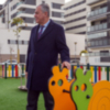 El alcalde José Luis Sanz visita la nueva zona infantil y de esparcimiento en Sevilla Este