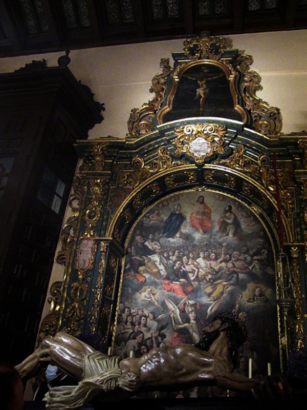 Retablo barroco con escenas religiosas y estatuas doradas en iglesia