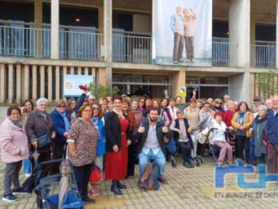 Personas usuarias del centro social de Chipiona asisten a la Feria del Mayor Activo