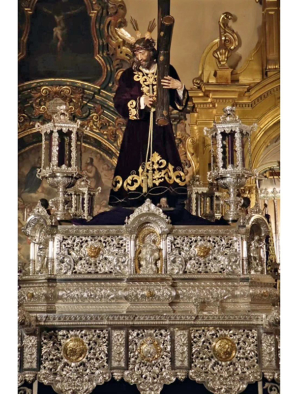 Imponente imagen de Jesús Nazareno en un altar ornado con detalles dorados y esculturas.