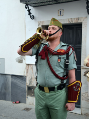  La Legión vuelve a emocionar en Semana Santa, acompaña a la Hermandad de la Soledad en Alcalá del Río