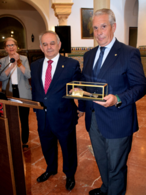Una gubia para el recuerdo la Hermandad entrega un símbolo de arte sacro al Círculo Mercantil