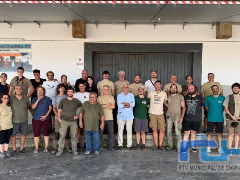 Más de una treintena de voluntarios participaron ayer en la jornada anual de anillamiento científico del vencejo moro en Chipiona