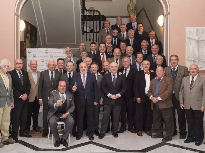 Reunión de la hermandad de reyes magos con la presencia del alcalde de Sevilla