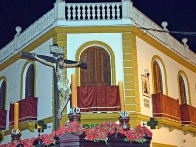 Alcalá del Río se sumerge en el recogimiento con la salida del Cristo del Buen Fin 