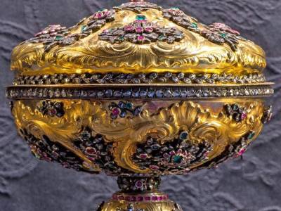 “El copón del Jueves Santo, joya de oro y gemas que ilumina la historia de la Catedral de Sevilla” 