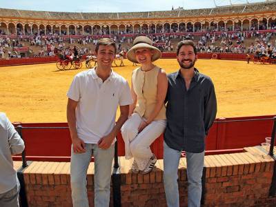 Ronda homenajeada en un desfile de elegancia y caballos que ilumina la Maestranza de Sevillana