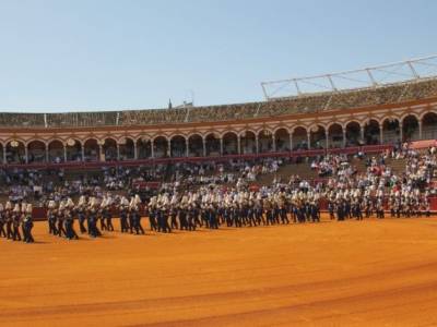 Ronda homenajeada en un desfile de elegancia y caballos que ilumina la Maestranza de Sevillana