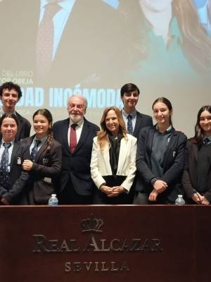 El Real Alcázar acoge una reflexión sobre terrorismo y política en la presentación del libro de Mayor Oreja en Sevilla