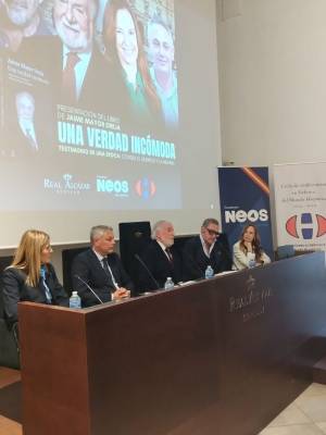 El Real Alcázar acoge una reflexión sobre terrorismo y política en la presentación del libro de Mayor Oreja en Sevilla