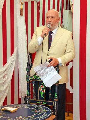 El Comandante Naval José Daniel González-Aller y el empresario Miguel Gallego Jurado, distinguidos con las esculturas de Jesús Curquejo en la caseta “La Flamenca”