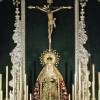 La Vera-Cruz levanta un altar de gran fuerza simbólica para sus cultos mayores en Alcalá del Río 