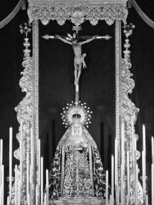 La Vera-Cruz levanta un altar de gran fuerza simbólica para sus cultos mayores en Alcalá del Río 