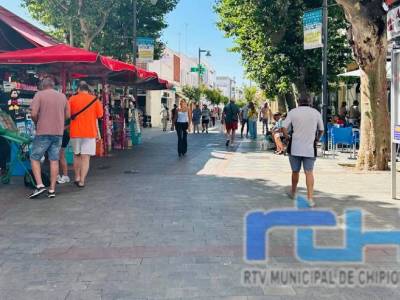 Un Bando recuerda a comerciantes y hosteleros de Chipiona la importancia de la limpieza urbana durante la temporada de verano