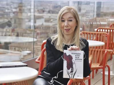 Una novela explora la soledad no deseada, el abuso de poder y la explotación de mujeres