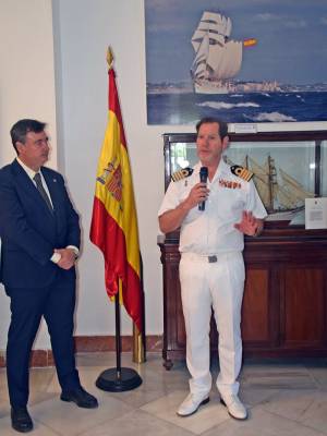 El Ateneo Social y Castrense distingue al Comandante Naval de Sevilla con su máxima distinción honorífica 