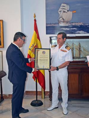 El Ateneo Social y Castrense distingue al Comandante Naval de Sevilla con su máxima distinción honorífica 