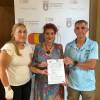 Isabel María Fernández ofrece apoyo institucional a la  Asociación de Familiares de Enfermos de Parkinson La Luz de Chipiona