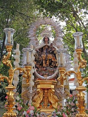 Sevilla honra su tradición marinera con la solemne procesión fluvial de la Virgen del Carmen de Calatrava 