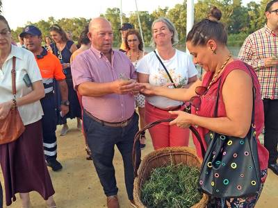  Gelves conmemora la tradición marinera de la Virgen del Carmen con su solemne procesión terrestre y fluvial