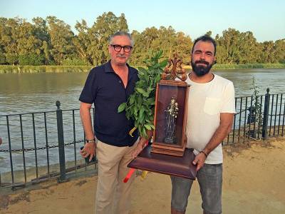  Gelves conmemora la tradición marinera de la Virgen del Carmen con su solemne procesión terrestre y fluvial