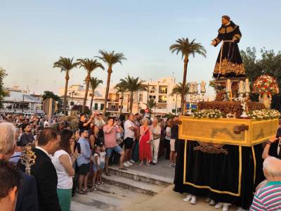  Miles de fieles acompañaron a la imagen de San Francisco de Asís por las calles de Chipiona en el Año Jubilar de la Orden.  La Familia Franciscana satisfecha de haber salido por primera vez, la Imagen de San Francisco por las calles de Chipiona