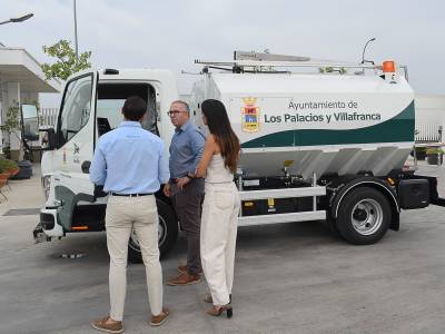 Los Palacios y Villafranca (Sevilla) incorpora un nuevo camión cisterna para riego y baldeo de calles