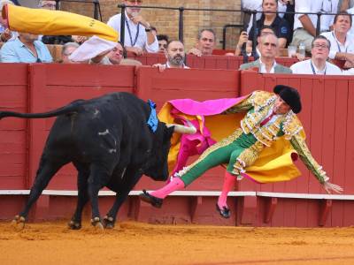 Pablo Aguado y su torería conquistan Sevilla y abre la Puerta del Príncipe