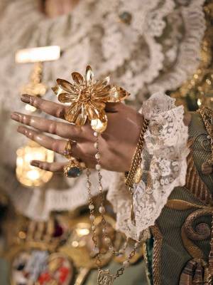  La Corona de 1971 vuelve a presidir la estampa de la Virgen de las Angustias de Alcalá del Río