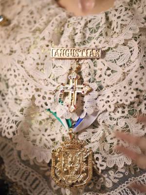  La Corona de 1971 vuelve a presidir la estampa de la Virgen de las Angustias de Alcalá del Río