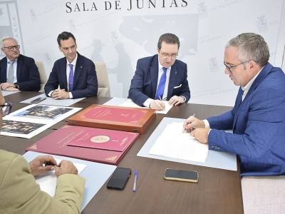 Firma del convenio entre el Ayuntamiento de Los Palacios y Villafranca y la Fundación Caja Rural de Utrera.
