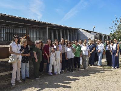Las asistentes, durante la visita al Centro Hípico La Dehesa.