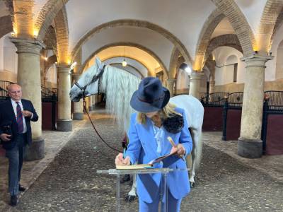La Infanta Elena firma en el Libro de Honor de Córdoba Ecuestre en las Caballerizas Reales.