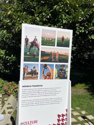Uno de los tótems de la exposición sobre Sevilla Linces en NFL Culture Club Madrid, dedicado a la historia del fútbol americano en Sevilla.