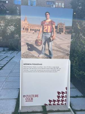Otro de los tótems de la exposición, con fotografía de Mónica Figueras en la plaza de España de Sevilla.