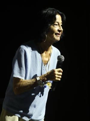 Lleno y rotundo éxito en el Teatro de la Fundación Cajasol en la presentación del libro Quinterianos, homenaje a Jesús Quintero.