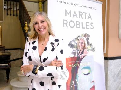 PRESENTADO EL LIBRO DE MARTA ROBLES “EL ANILLO DE ELOISA” EN EL EXCMO. ATENEO DE SEVILLA.