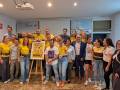 Miembros del Club La Bestia con el cartel de la carrera.