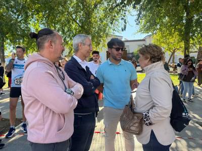 Asistentes a la III Carrera Popular Memorial Dionisio Delgado, en el Paseo de Consolación.
