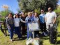 Familiares y amigos junto a la placa de la Glorieta de los Donantes